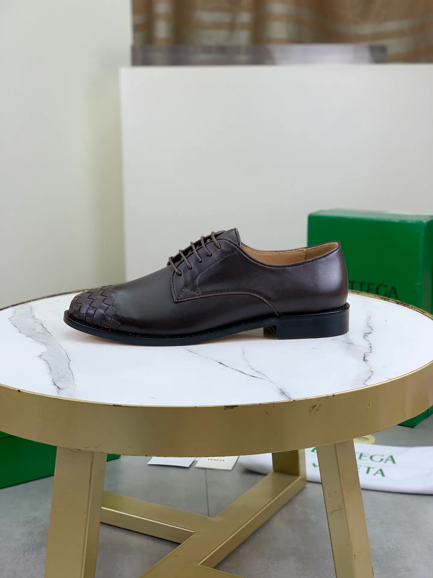 Factory price P860💰Top quality (genuine leather outsole series)💎💎💎 BOTTEGA VENETA official website synchronizes the latest model, top version of the highest version of BV business leather shoes in the market, accept material comparison, shoe type comparison, process comparison, practical and textured, versatile and suitable for any occasion, the more you look at it, the more flavorful it becomes. Pure hand-woven craftsmanship - upper material, imported original hand-woven calfskin - high-quality water-dyed cowhide inside - original private model customized handmade leather outsole -Size: female 35-39 (34 40 customized) male 39-44 (38 45 customized) Comes with original BV green box, complete packaging.